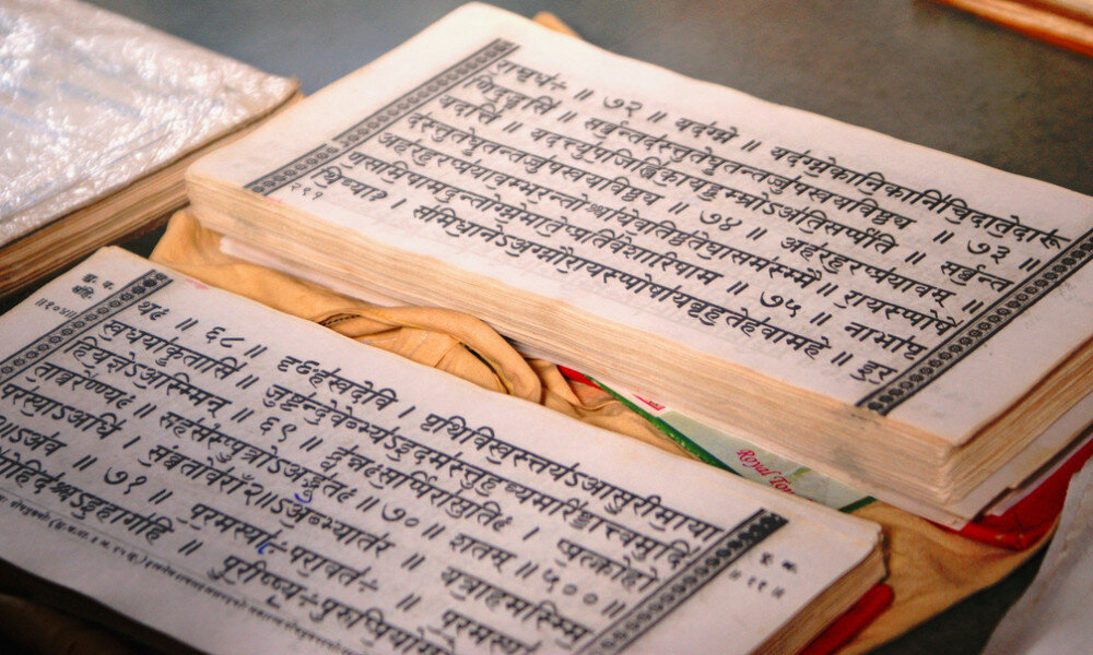 Древние священные книги. Священные Писания веды. Древние Писания Индии. Индийские Священные книги. Веды санскрит.