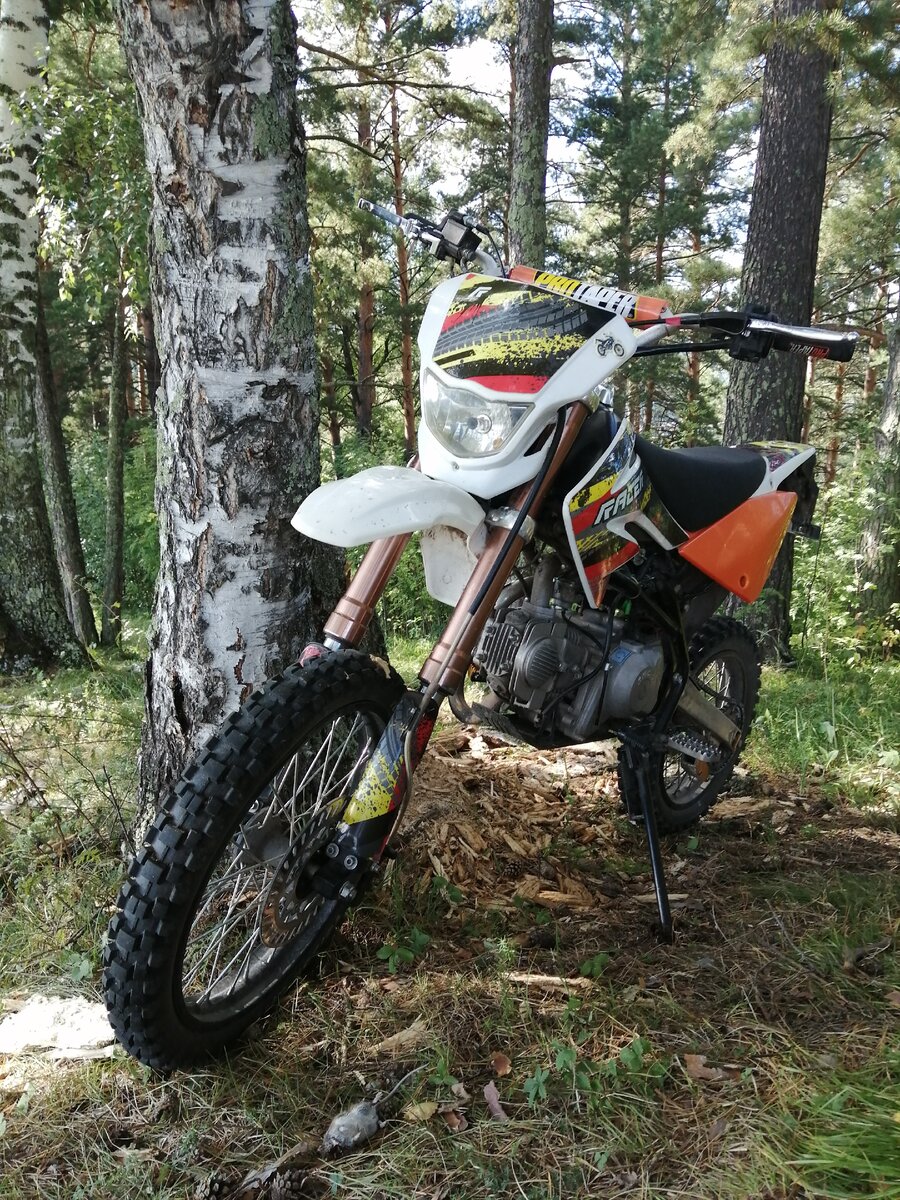 На питбайке очень удобно передвигаться по лесным тропам. 