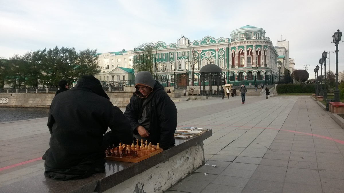 В Екатеринбурге до сих пор играют в деревянные шахматы, про нано не слышали