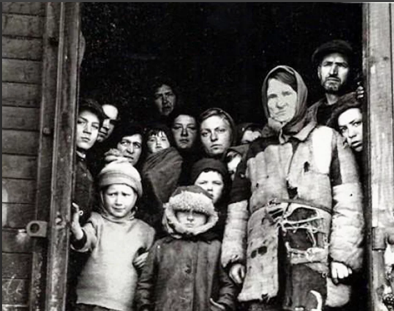 Репрессированные немцы Поволжья перед депортацией в Сибирь. 1941 год