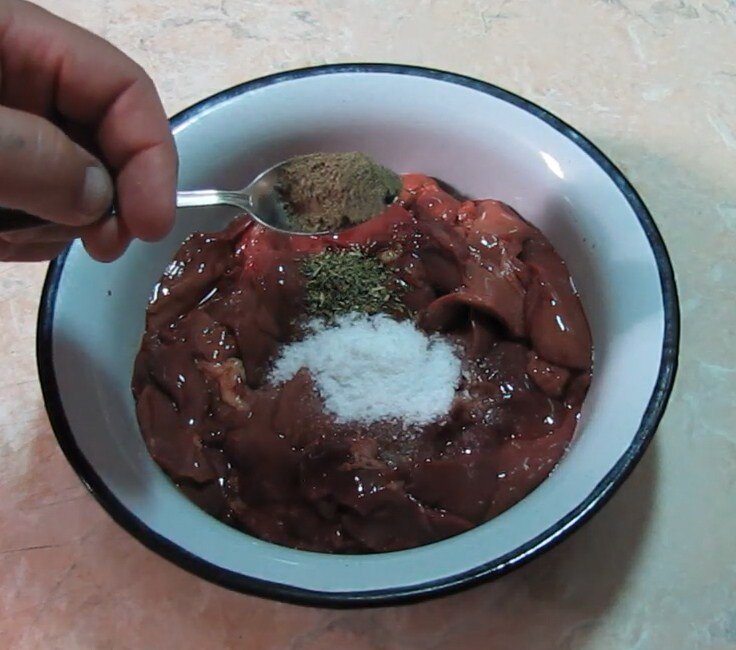 Чабрец, соль и черный перец добавляем в печень