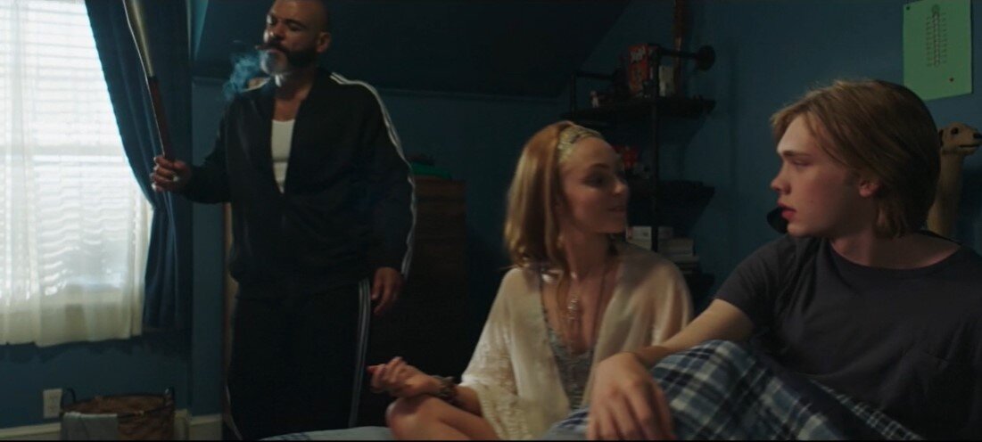 Адам в обществе воображаемых друзей - кадр из фильма "Сумасшедшая любовь"