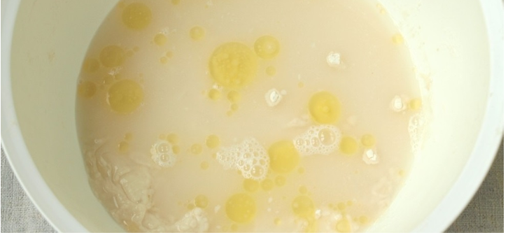 Согласитесь, никогда хлеб из магазина не заменит настоящий домашний вариант, с хрустящей корочкой, только вынутый из печи или духовки. На этой странице нашего сайта вашему вниманию представлен простой и быстрый рецепт приготовления вкусного домашнего хлеба, который превзойдет все ваши ожидания. Ингредиенты, которые вам понадобятся: ●	тёплая вода - 200-210 мл;
●	сухие дрожжи - 1 ч. л.;
●	мука пшеничная - 320-350 г;
●	масло растительное - 30 мл;
●	сахар - 1 ч. л.;
●	соль - 0,5 ч. л.
1. Первым делом тщательно просеиваете муку, чтобы она стала более воздушной и насытилась кислородом, добавляете в нее сахар, соль, дрожжи. 
2. В получившуюся сухую смесь добавляете воду (температура должна быть примерно 40-42 градусов), затем подсолнечное масло. 
