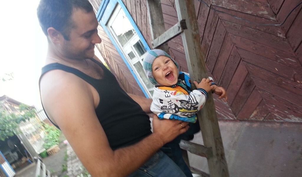 Муж с сыном в гостях у прабабушки