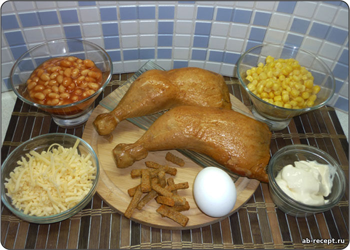 Рецепт вкусного салата с копченой курицей, фасолью и сухариками - Vkusno-blog