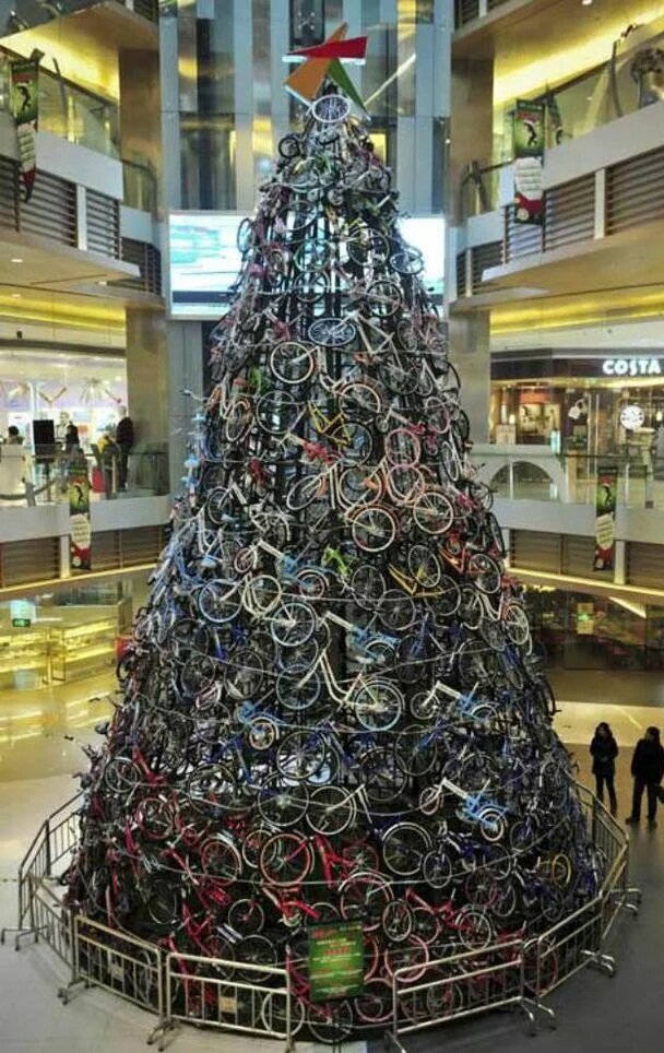 Тут конечно вариант побольше и посолиднее! Такую практичную елку не стыдно и в торговом центре поставить!