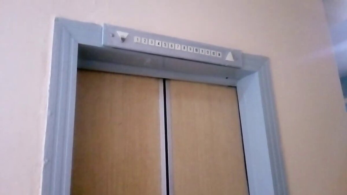 Двери Советского Щербинского лифта причём прям явно и реально в 1980-е годы были выпущены уже. В 1970-х годах такие двери Щербинцы уж точно не делали. А в 1980-е годы двери с одной резинкой делали, ещё как делали до 13-го февраля 1989-го года. А С 13-го февраля 1989-го года уже Железную зелёную более Современную кабину лифта начали делать.  И выпускалась она до 2011-го года. И всё.