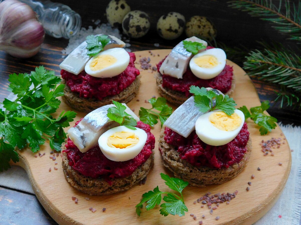 Новогодние бутерброды: самые вкусные варианты закусок для праздничного  стола 🥪 | Еда на каждый день | Дзен