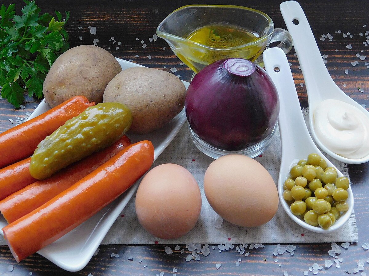 ингредиенты для приготовления охотничьего салата