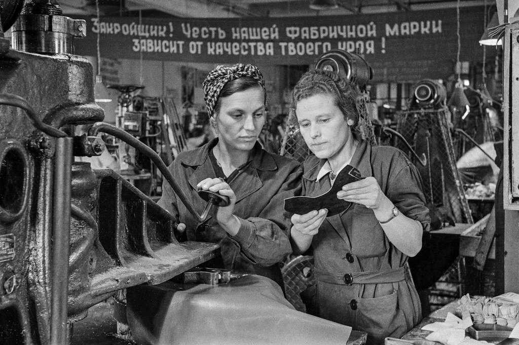 Рабочая краса или как выглядели рабочие девушки в СССР. Часть 2