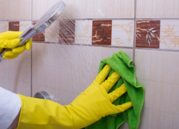 Керамическая плитка в ванной и кухне — популярный материал. Отмыть ее не составляет труда, чего не скажешь о межплиточных швах.-2