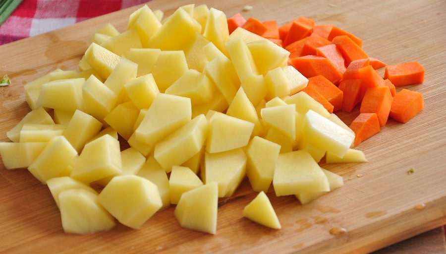 Нарезаем морковь и картошку кубиками средних размеров (вы можете нарезать так как вам удобнее) и отправляем все это в кастрюлю. 