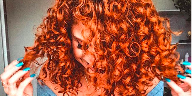 Никогда не сдавайся на пути к свои локонам! (Foto from https://www.kafakalem.com/curly-girl-method-kivircik-kiz-yontemi-nedir-nasil-uygulanir/10354/)