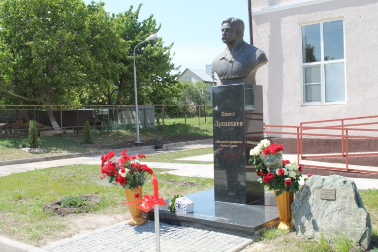 Памятник Павлу Луспекаеву на его родине - в селе Большие Салы Ростовской области. Фото с сайта nahichevan.ru