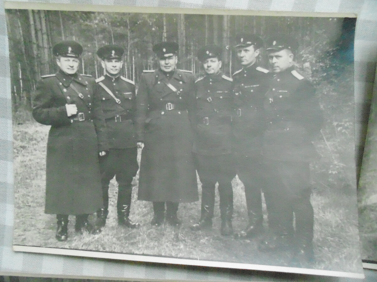 Этой фотографии более 60 лет. Ее сделал мой дед. На ней он третий слева.