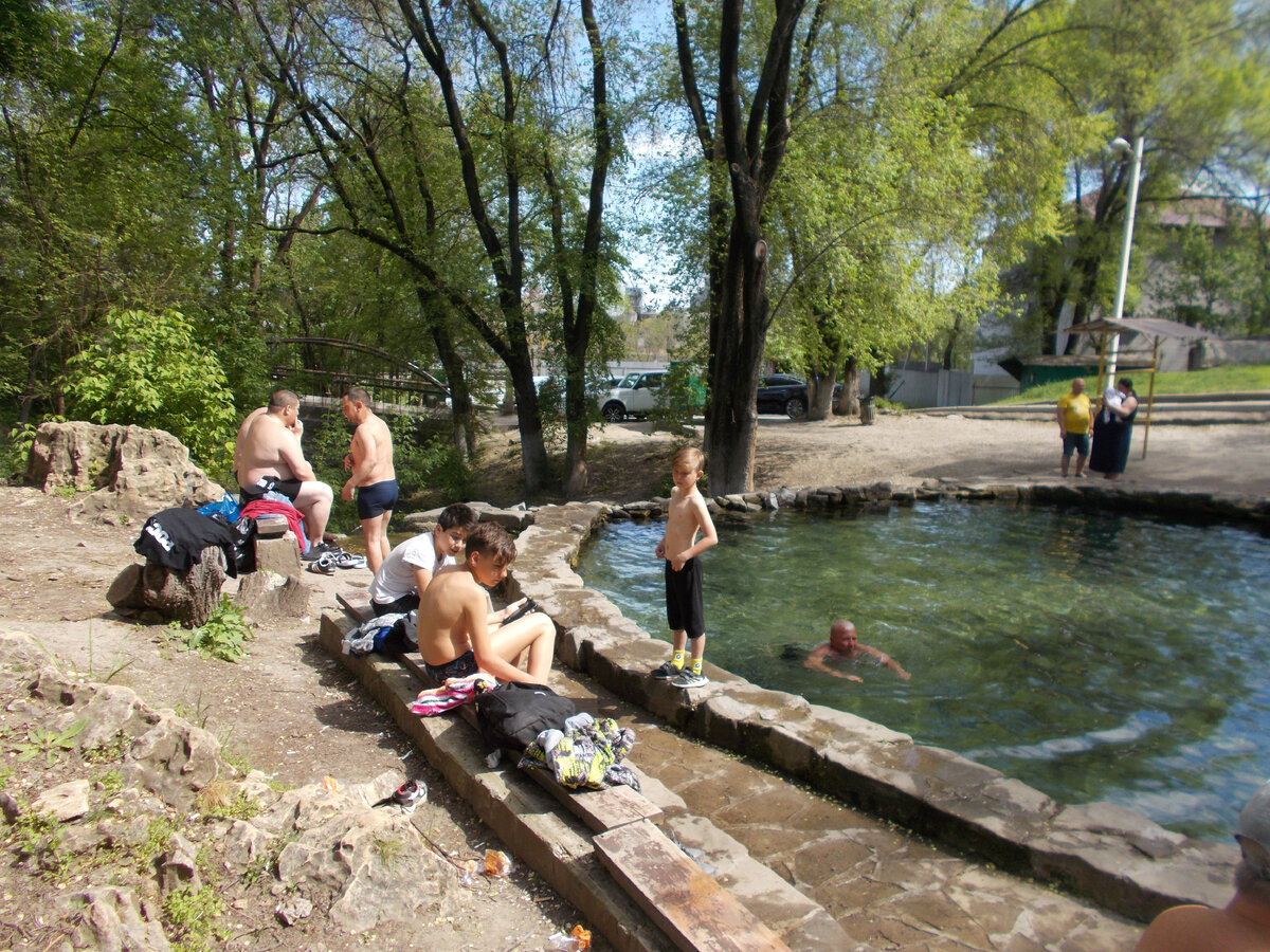 8 мая на Гремучке людей было много