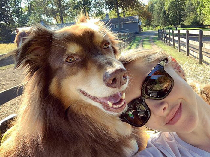 Аманда Сейфрид и Финн.