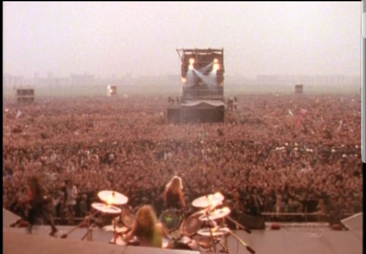 Самый 1 концерт. Металлика Тушино 1991. Тушино 1991 концерт Metallica. Тушино 1991 концерт Monsters of Rock. Metallica в Москве 1991.