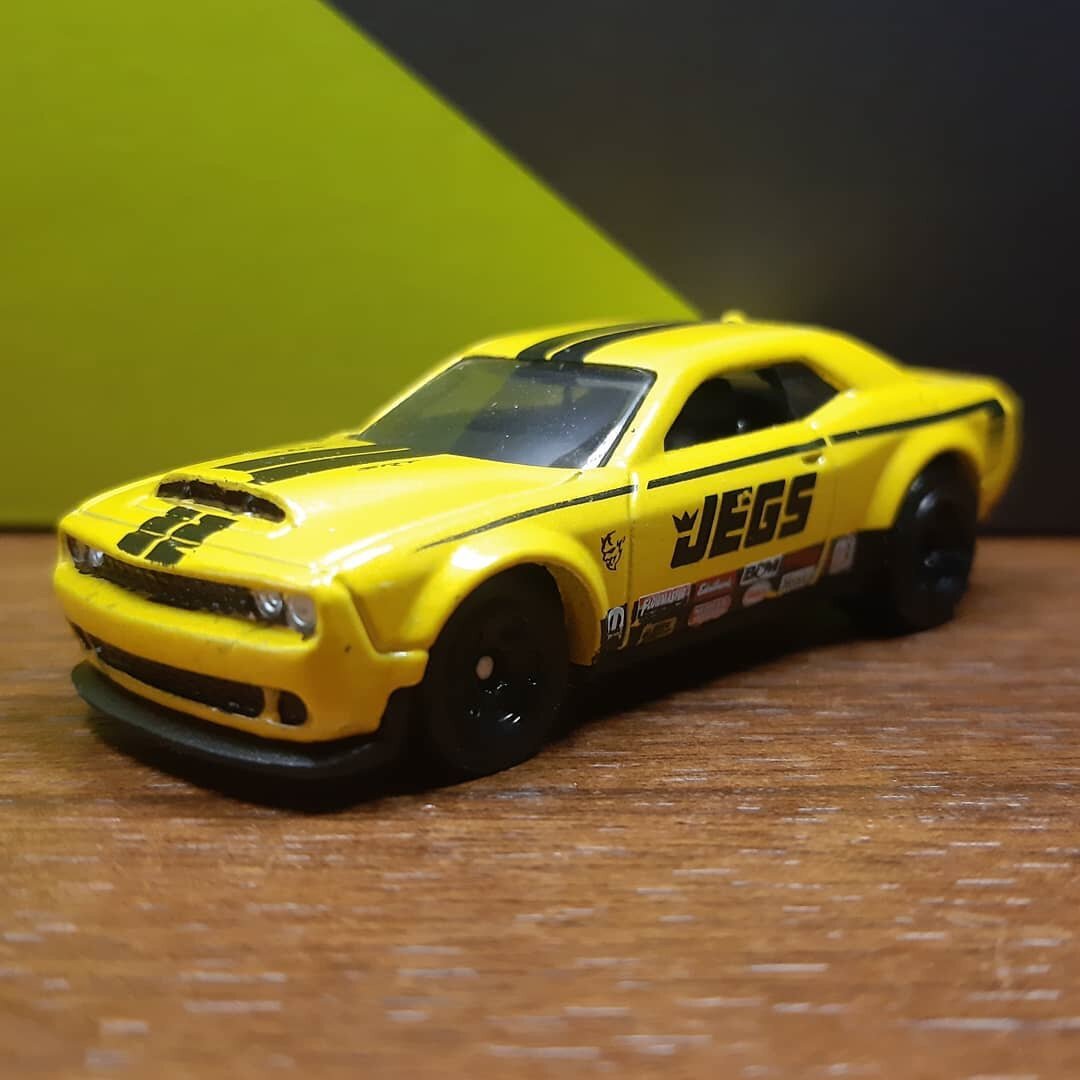 Всем привет. Сегодня хочу Вам показать автомобиль из моей коллекции. 2018 Dodge Challenger SRT Demon серия HW Muscle Mania 10/10. Год выпуска модели 2018 года. Автомобиль в кузове купе. Кузов машинки верхняя часть металл. Нижняя пластик. Данная модель была доработана. Передняя часть. Фары в хром. Решетка радиатора и бампера в черный цвет. На капоте воздуховод в черный. Задние фонари в красный и в хром. Глушитель в хром. Спойлер в черный. После не больших доработок машина стала гораздо лучше выглядеть. Если Вам не сложно поставьте лайк и обязательно подпишитесь на канал. Оставляйте Ваши комментарии. Интересно узнать Ваше мнение. Напишите если у Вас такая машина и в каком цвете. Я постараюсь для Вас делать интересный контент. Спасибо