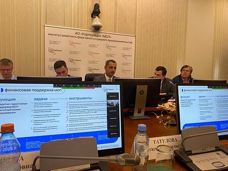 В центре, над монитором, Александр Исаевич, новый глава Корпорации