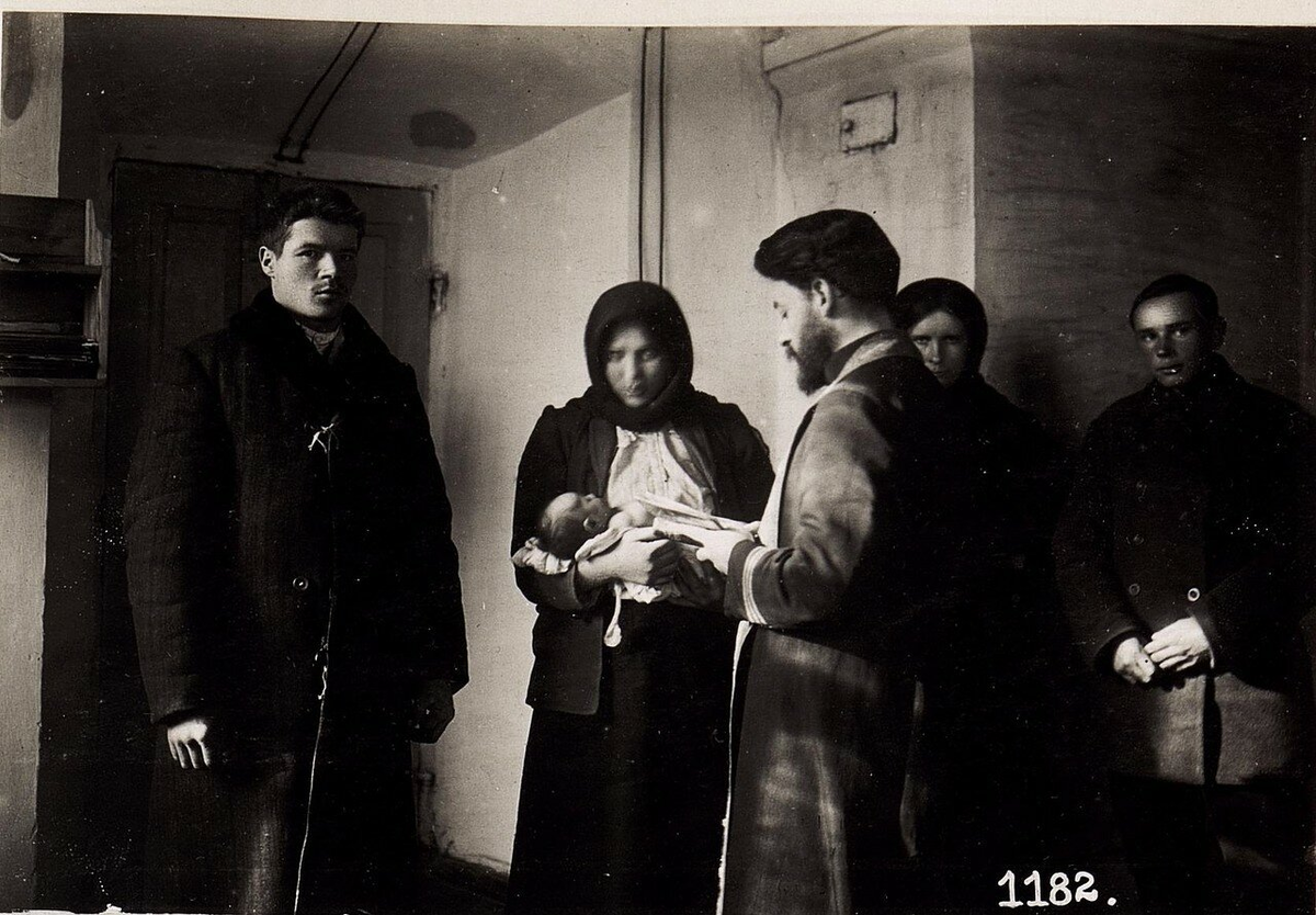Крещение младенца в русской церкви (10/II.1918.) Источник: Город в лицах, https://humus.livejournal.com/4218852.html.