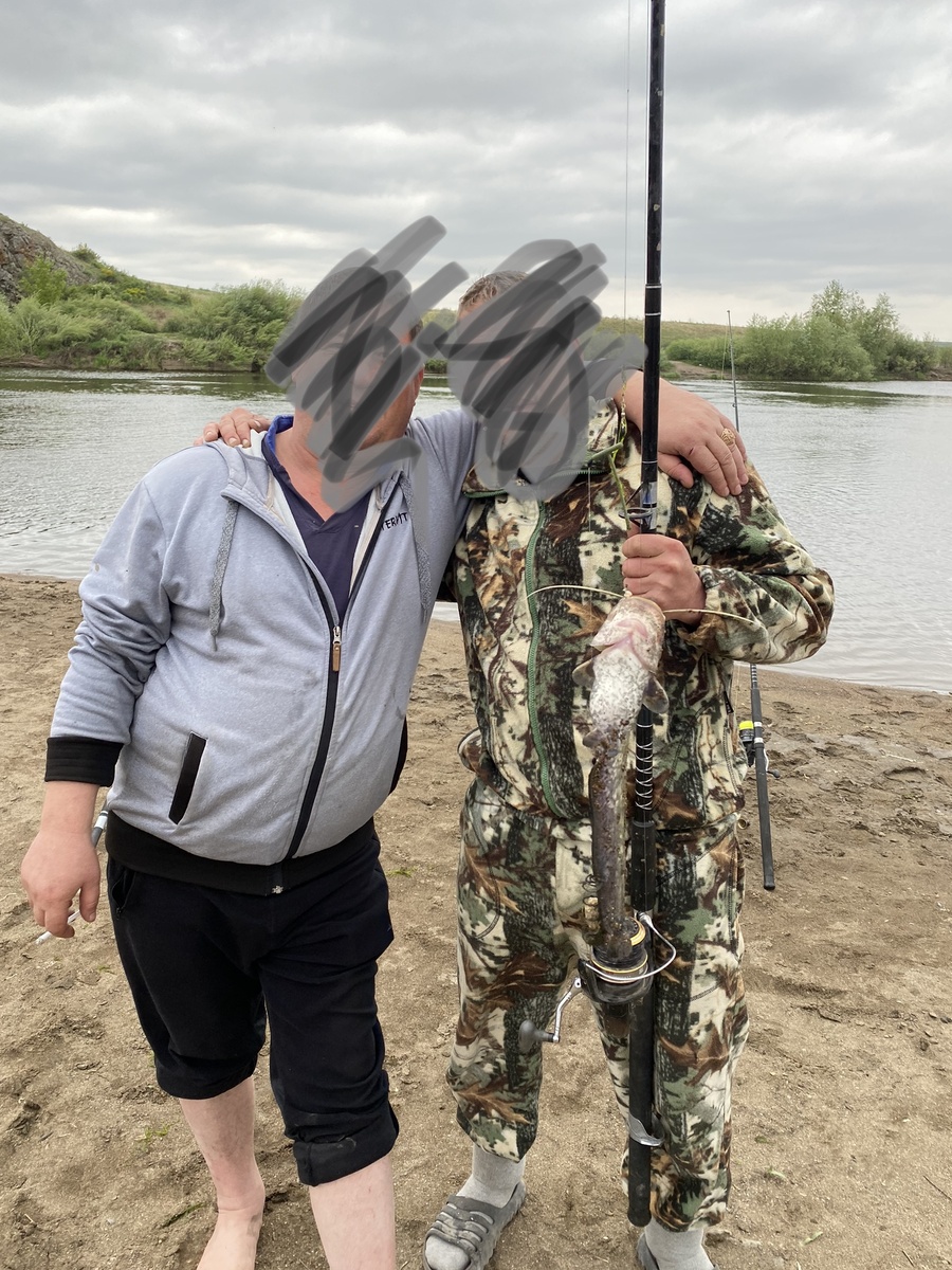 Сомик взял на опарыша. 