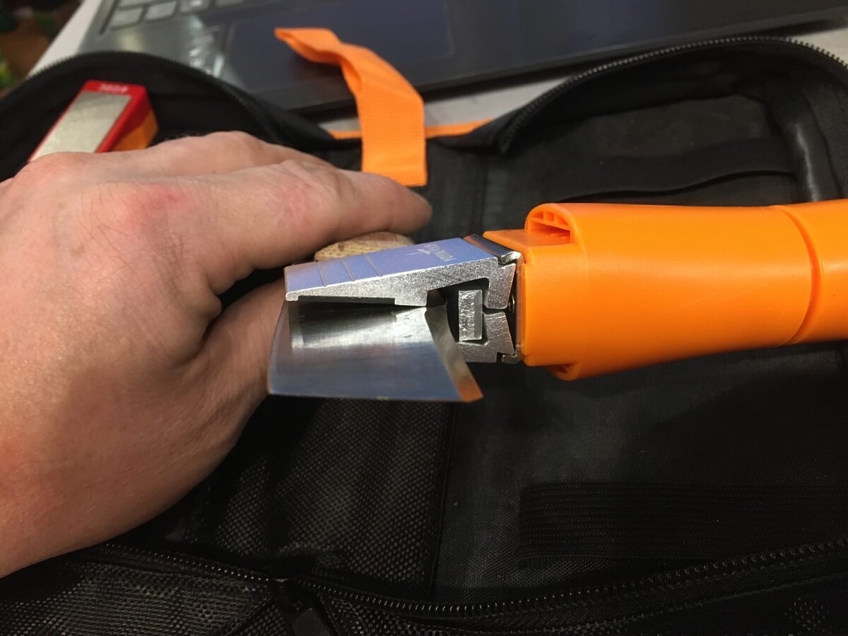 Но зажим не может сомкнутся нормально зажимая только обух