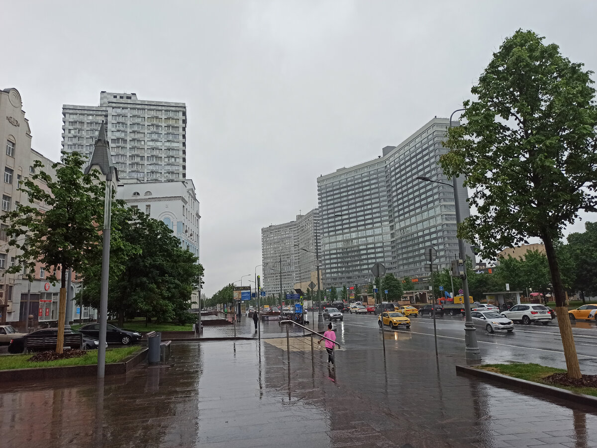 В Москве дышится легче по сравнению с Токио. (Сегодня идёт дождик.) 