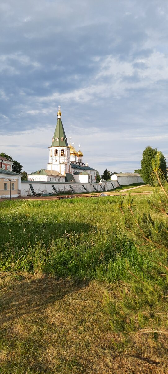 Территория монастыря окружена стеной 