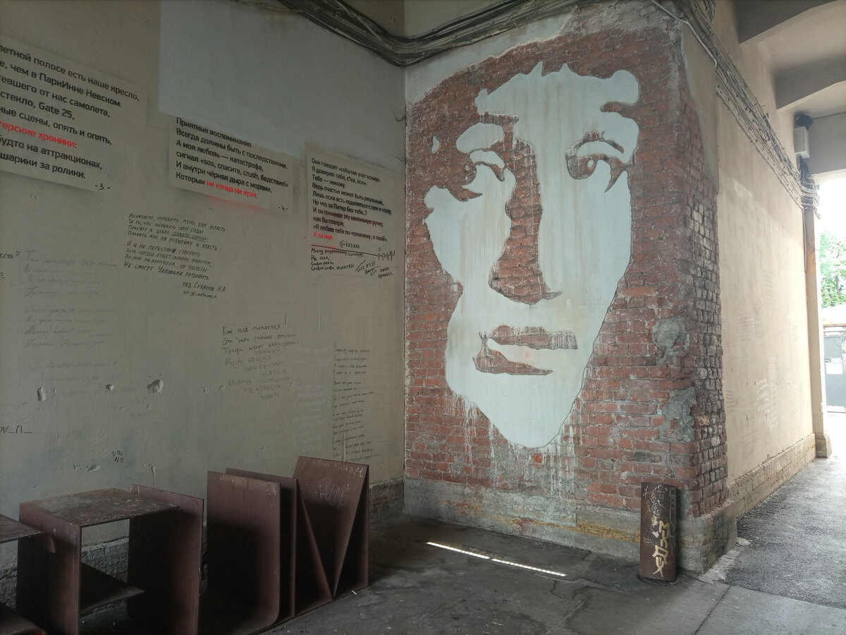 арка с портретом Ахматовой