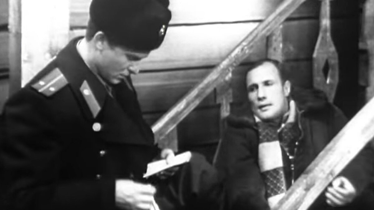 Кадр из фильма "Солдаты в синих шинелях". Следователь Стрепетов и потерпевший Ковров.