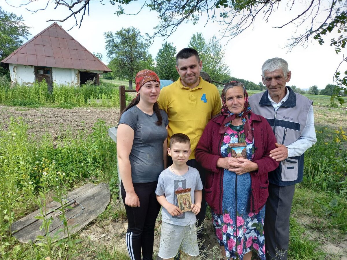 Вот в этом доме раньше жили старенькие соседи