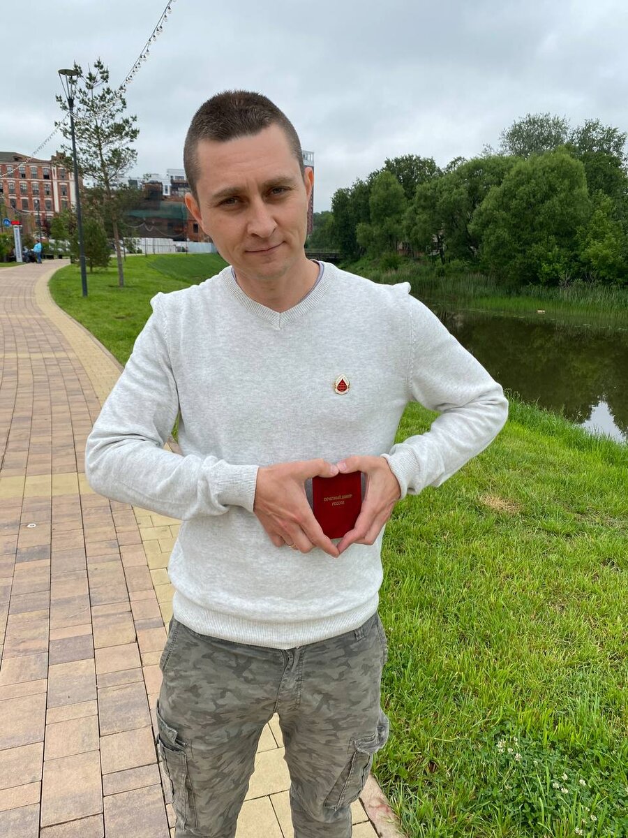 Буду честен, когда я начинал сдавать кровь, меня преследовали иные цели: 
Во-первых я работал в Москве, добирался на электричке, проезд мне обходился до 8 тысяч рублей в месяц, согласитесь сумма хорошая при зп 50 тысяч?

Во-вторых, на заводе, где я работал, было проблематично уйти в отгул, а по донорской справке было можно, и оплата по среднему.

Сейчас прошло 10 лет, как я регулярно сдаю кровь и приоритеты поменялись со временем.

Только представьте мысль, что своей донацией Вы можете РЕАЛЬНО спасти чью-то жизнь. Оказаться в положении, когда необходима кровь, может каждый человек.

На сегодняшний день у меня 41 донация. Это 18,450 литра (объем крови в организме среднего человека 4-6 литров 😱).

Сейчас это для меня, как потребность для организма, каждые 3-4 месяца я чувствую желание сходить на станцию переливания крови, это уже на подсознательном уровне.

Если у вас не имеются противопоказания к сдачи крови, рекомендую сдавать, хотя бы 1-2 раза в год. Это и для вас полезно (кровь обновляется), и, возможно, вы спасете жизнь человеку. 