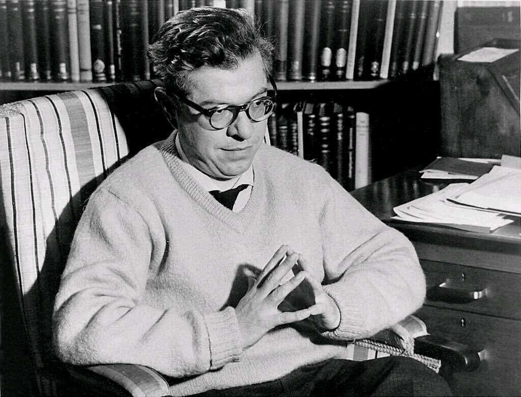 Фред Хойл выдающийся  британский астрофизик и космолог. Член Лондонского королевского общества, иностранный член Национальной академии наук США.