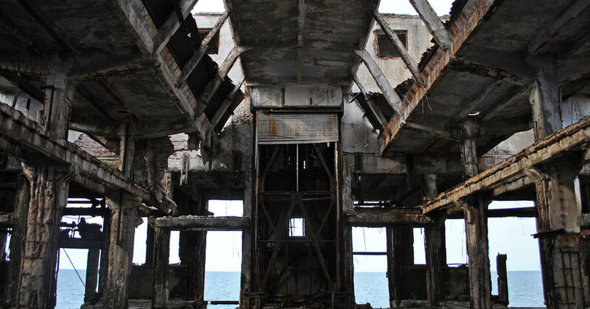 Опустошение, груда ржавого металла, отголоски человеческих следов в виде старых лоскутов рабочей одежды и неиспользованных нефтепродуктов - это Дагдизель. Впрочем, это не мешает местным жителям и в особенности туристам, ищущим острых ощущений, посещать данного "монстра". Их интерес понятен - с берега Каспия, чуть виднеющийся вдали "Дагдизель" действительно напоминает силуэт застывшего в схватке с историей чудища,..