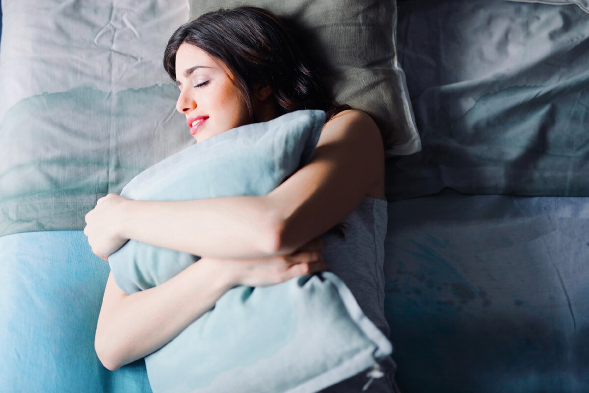 Вы когда-нибудь сталкивались с тем, что не могли заснуть после плотного или позднего ужина? Это может быть связано с перееданием, когда мучает чувство тяжести и изжога.