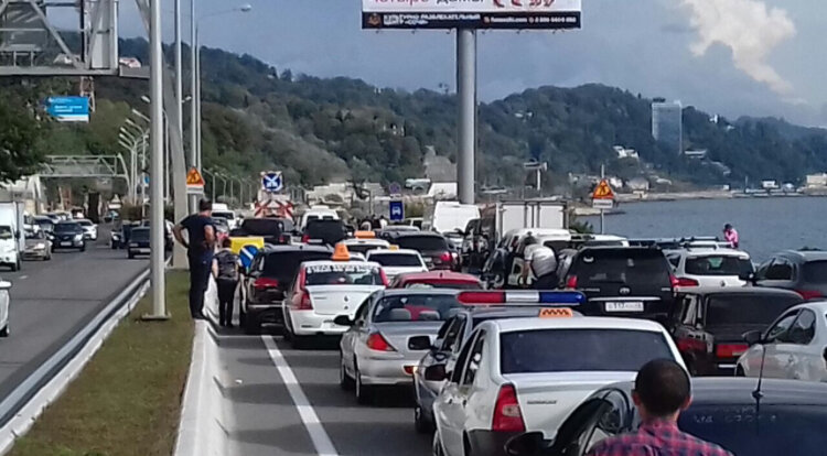 Фото: интернет пробка по дороге в Адлер