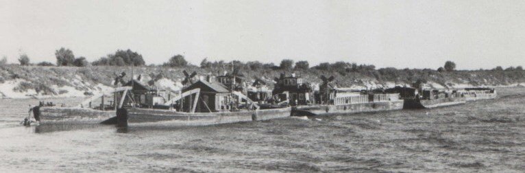 Типичный речной товарный караван сохранялся неизменным до XX в.