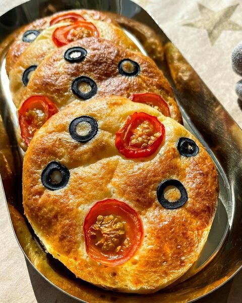 Фокаччи творожные 🤤
⠀
Кбжу на 1 шт :86ккал/9.3/1.4/9.2
На 100 г: 120 ккал /13/1.9/12.8
⠀
На 5 шт:
🍅Творог из пачки 180 грамм( у меня 0%)
🍅1 яйцо
🍅15 грамм манки
🍅20 грамм рисовой ц/з муки
🍅10 грамм кукурузного крахмала
🍅Щепотка соли
🍅4 грамма разрыхлителя
🍅Сухие травы, приправки ( у меня гранулированный ческок, итальянские травы )
⠀
Для украшения :
🍅Помидоры черри(50г) и маслины (30г)
⠀
🍅Для основы творог взбить погружным блендером с яйцом, добавить все остальные ингредиенты. Тесто будет липкое. Ложкой выкладываем на коврик или бумагу наши фоккачки и формируем лепешки толщиной около 1 см. Делайте расстояния между ними, так как они увеличатся в размере.
🍅Сверху украсить помидорами и кружочками маслин, присыпать приправкой
🍅 Запекать в духовке 30 минут при 180 градусах.
Няяяям🤪