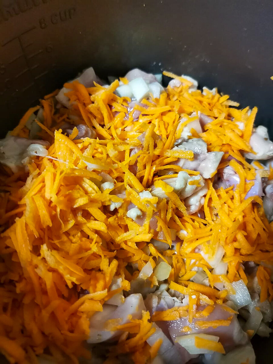 лук и морковь добавляем к курице