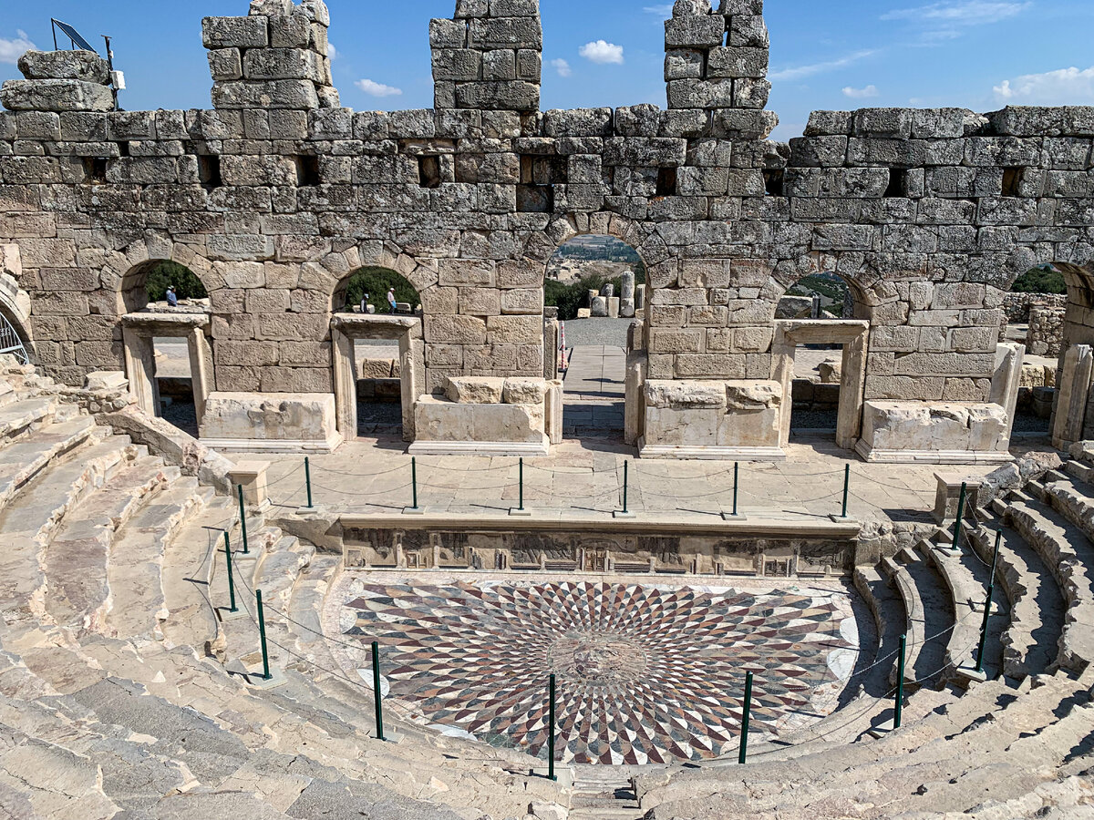Храм юпитера в городе баальбек. Древний город помпеи. Бурдур турция достопримечательности. Развалины помпеи (неаполь). Среди развалин древнего города на прочных.