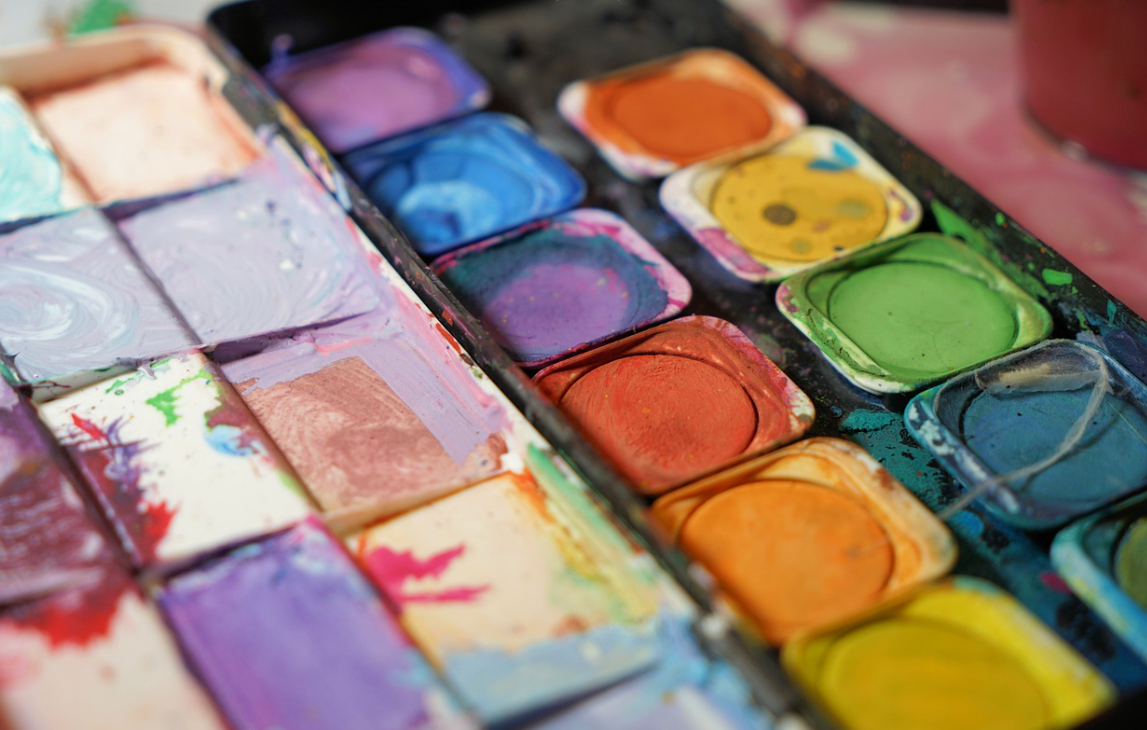 Ребенок прекрасно рисует, а в математике полный ноль. Вместо того, чтобы развивать в ребенке талант художника и тратить время на это, родители упорно нанимают репетитора по математике. 