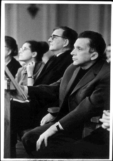 Композиторы (справа налево) Моисей Вайнберг и Дмитрий Шостакович на концерте.