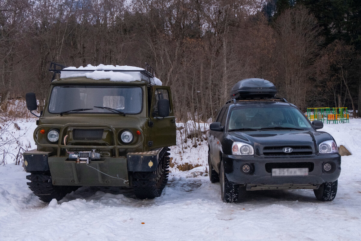 Мой верный друг справа, а слева необычная "буханка" - гусеничный снегоболотоход Узола ЗВМ-2411П с дизельным мотором и асфальтоходными резиноармированными гусеницами. Фотография сделана в Домбае, в снегопады тут только на вездеходе в лес можно заехать. Листайте дальше->