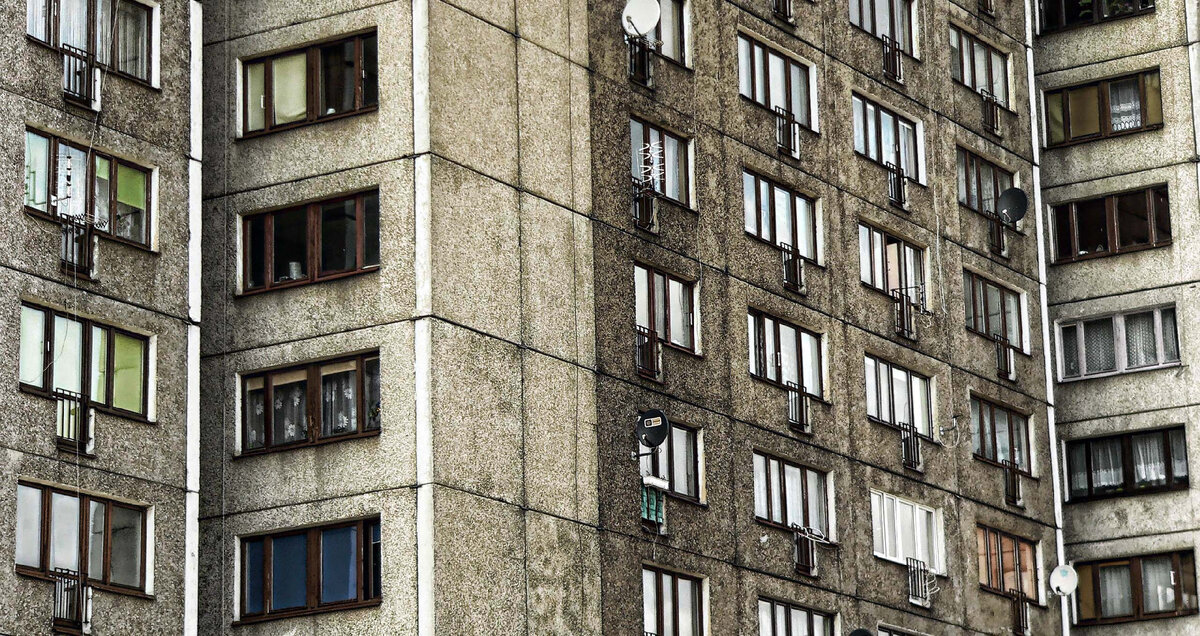 Многие почему-то не задумываются, что живя в многоквартирных домах, во время ссор, скандалов, депрессий энергетика, которую мы скидываем во вне несознательно, может легко разлетаться на 5-7 м. и стены тут не преграда. Поэтому чистить свой дом нужно хотя бы раз в год.