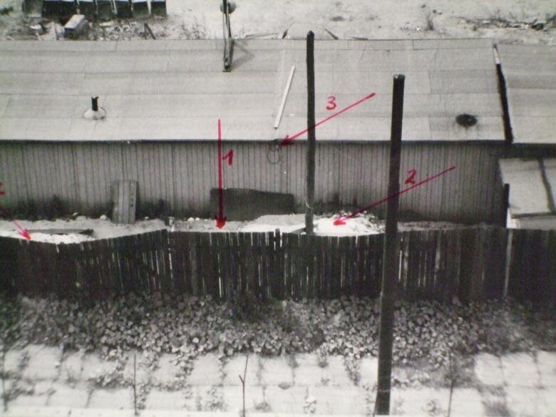 Вход в туннель Мюллера в Западном Берлине (1). На переднем плане Y-образные балки для колючей проволоки на стене.