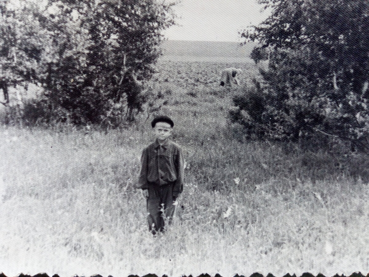 Здесь мне, наверное, лет шесть. Мама что-то делает на поле. 