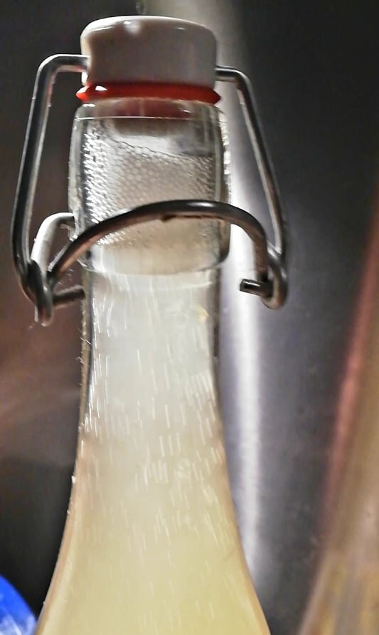 Здесь видно, с какой скоростью пузырьки устремились на свободу, стоило мне начать открывать бутылку (фото автора)