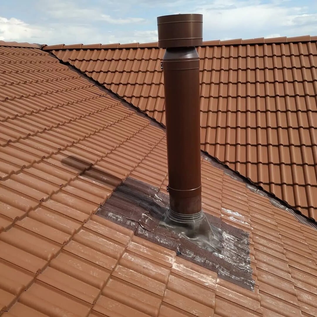 Как долго прослужит облицовка дымохода? 
Дымоход из нержавеющей стали с точкой входа будет иметь 10-летнюю гарантию. Более дорогой вкладыш из нержавеющей стали будет иметь 20-летнюю гарантию. Вставки из пемзы Isokern имеют 10-летнюю гарантию. 
Облицовки дымоходов Furanflex имеют 20-летнюю страховую гарантию. Регулярная программа технического обслуживания и следование инструкциям производителя используемого вами прибора помогут продлить срок службы облицовки вашего дымохода.

Должен ли я заменить прокладку дымохода?
Дымоход или облицовку дымохода следует заменять только в том случае, если они больше не работают должным образом.

Если в вашем дымоходе из нержавеющей стали произошел пожар, его необходимо будет заменить, прежде чем дымоход можно будет снова безопасно использовать. Это происходит потому, что экстремальные температуры, испытываемые во время пожара в дымоходе, изменяют структуру нержавеющей стали, и она больше не будет соответствовать назначению.

Необходима ли облицовка дымохода?
Облицовка дымохода обязательна, если вы устанавливаете дровяную печь, газовый камин или открытый камин в новом здании .  Облицовка дымохода может потребоваться в старом доме, если дымоход внутри вашего дымохода больше не безопасен в использовании. Проверка видеонаблюдения, проведенная специалистом по дымоходу, четко покажет состояние вашего дымохода.

Должен ли нагреваться дымоход?
Нет, этого не должно быть. Хорошо выровненный дымоход должен быть изолирован, чтобы тепло от него не попадало в другие части дома.

Дымоход работает аналогично ректификационной колонне – летучие углеводороды поступают в дымоход снизу в газообразном виде, например, смола, креозот и парафин. По мере потери тепла через дымоход газы будут охлаждаться, и эти углеводороды будут конденсироваться и покрывать поверхность дымохода, увеличивая риск возникновения пожара в дымоходе. Потери тепла также будут приравнены к потере тяги в дымоходе.

Почему мой дымоход не тянет правильно?

На успешное извлечение дымохода может повлиять множество факторов. 

Первый шаг - убедиться, что ваш дымоход был прочищен профессиональным трубочистом, который устранит любые засоры. Засоры могут быть вызваны птицами, сбрасывающими мусор, паутину, падающую каменную кладку и т.д. Если ваш дымоход находится в плохом состоянии, это также может повлиять на вытяжку.

Если размеры камина будут изменены, это может негативно сказаться на привлекательности. Размеры камина всегда должны быть рассчитаны таким образом, чтобы они соответствовали размерам соответствующего дымохода.

Внешние факторы, такие как другие здания и деревья, также могут повлиять на выхлоп вашего дымохода.

Должен ли я проверить свой дымоход?
Если ваш дымоход не использовался в течение длительного времени, и вы решили, что хотели бы начать использовать его снова, вам следует осмотреть его специалистом по дымоходу, прежде чем разжигать огонь. 

Если у вас есть какие-либо опасения по поводу работы вашего дымохода, например, плохая тяга, выход дыма в другие части дома и т.д., Это также требует проверки дымохода.

Нуждается ли дымоход с облицовкой в чистке?
Да, дымоход с вкладышем действительно нуждается в подметании, так как в вкладыше могут скапливаться птичий мусор, паутина и отложения. Рекомендуется чистить дымоход со следующими интервалами для различных указанных видов топлива:

Бездымное топливо: Не реже одного раза в год

Древесина – ежеквартально при использовании

Битуминозный уголь - Ежеквартально при использовании

Масло – Один раз в год

Газ – Один раз в год

Почему у меня протекает дымоход?
Ваш дымоход протекает из-за того, что внутренняя поверхность дымохода или соединение в дымоходе, возможно, вышли из строя. Там, где дымоход построен из кирпича, кирпичи могут в конечном итоге разрушиться и рассыпаться, и вполне вероятно, что раствор между кирпичами также разрушится. Если ваш дымоход был облицован глиняными прокладками, их опускают в дымоход в нескольких частях. Если соединение между частями облицовки нарушится, будет выходить дым.

Может ли дымоход загореться?
Да, дымоход может загореться. Плохо обслуживаемый дымоход, который не чистился регулярно, неизбежно пострадает от накопления отложений, таких как смола, которая может прилипать к стенкам дымохода, когда дым поднимается через него. Искра от огня может пронестись через дымоход, что может воспламенить эти отложения, что приведет к возгоранию дымохода.

Почему следует чистить дымоходы?
Дымоходы следует регулярно чистить или подметать, чтобы избежать пожара в дымоходе. Огонь в дымоходе может распространяться пугающе быстро, воспламеняя любые бревна, которые находятся близко к дымоходу, а оттуда к остальной части имущества. Регулярная чистка или подметание гарантируют удаление любых отложений, мусора от птиц, паутины или падающей каменной кладки из дымохода.

Дымоход также следует почистить или подмести, чтобы обеспечить оптимальную работу используемого вами прибора.

Существуют ли различные типы облицовки дымохода?
Существует несколько различных типов облицовки дымохода, которые подходят для разных целей и доступны по разным ценам. Начальным уровнем для облицовки дымоходов является нержавеющая сталь, которая является наиболее экономичной, но с ограниченным сроком службы.

Облицовка дымохода из пемзы - идеальное решение для новых зданий. Пемза является высокоэффективным изолятором, выдерживает высокие температуры и проста в установке.

Система футеровки из термореактивной смолы Furanflex является относительно новой на рынке, но имеет много преимуществ. Он прост в установке и хорошо работает в помещениях с неровным дымоходом или там, где установка облицовки дымохода не должна влиять на размер дымохода.

Почему загораются дымоходы?
Дымоходы загораются по целому ряду причин. Наиболее распространенным из которых является плохое техническое обслуживание. Регулярная чистка дымохода удалит всю паутину и все, что упало птицами или другими горючими материалами, которые могут вызвать пожар в дымоходе. Искра от огня может пронестись через дымоход, что может воспламенить эти отложения, что приведет к возгоранию дымохода.

Почему дымоходы должны быть облицованы?
Если вы устанавливаете дымоход в новом здании и собираетесь использовать его для открытого огня, дровяной печи или газового камина, то дымоход должен быть проверен по действующим строительным нормам и правилам. В старом доме ваш дымоход не обязательно должен быть облицован в соответствии со строительными нормами и правилами. Осмотр, проведенный специалистом по дымоходу, покажет вам, нужно ли его облицовывать по соображениям безопасности.

Можно ли заменить облицовку дымохода
Некоторые облицовки дымохода могут быть заменены. Облицовка дымохода из нержавеющей стали во многих случаях может быть удалена и заменена новой облицовкой. Еще одна прокладка может быть размещена внутри монолитного дымохода, но это неизбежно уменьшит размер дымохода и может повлиять на вытяжку дымохода.

Почему дымоходы окрашены?
Назначение дымохода - отводить продукты сгорания (дым и газы) из прибора в атмосферу за пределами здания. В то же время, чтобы втянуть воздух.
Это движение воздуха и выхлопных газов называется тягой.

Разница в давлении и температуре между воздухом/газами внутри дымохода и наружным воздухом создает движение. (более теплые и легкие газы в дымоходе имеют тенденцию подниматься вверх).