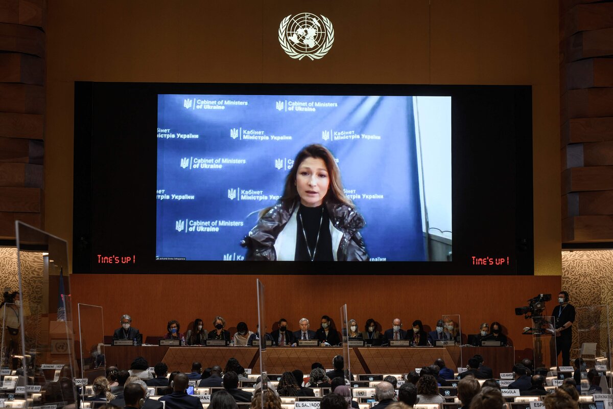 Заместитель министра иностранных дел Украины Эмине Айаровна Джапарова на телеэкране выступает с удаленной речью во время срочных дебатов по украинскому конфликту в Совете ООН по правам человека в Женеве